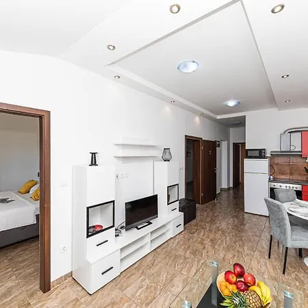 Holiday home 8 Bedroom Lovely In Kastel Novi Kastela