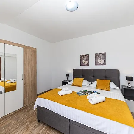 Holiday home 8 Bedroom Lovely In Kastel Novi Kastela