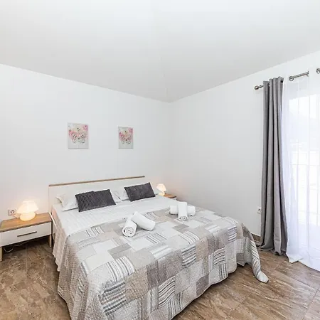 8 Bedroom Lovely In Kastel Novi * Kastela