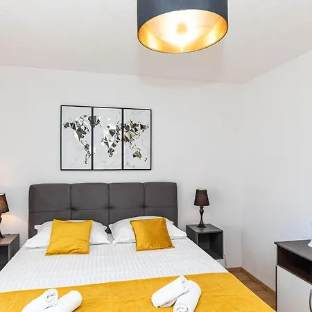Holiday home 8 Bedroom Lovely In Kastel Novi Kastela