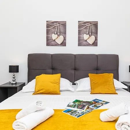 Holiday home 8 Bedroom Lovely In Kastel Novi Kastela