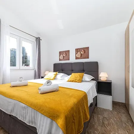 8 Bedroom Lovely In Kastel Novi Kastela