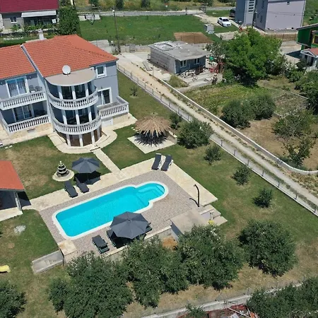 Holiday home 8 Bedroom Lovely In Kastel Novi Kastela