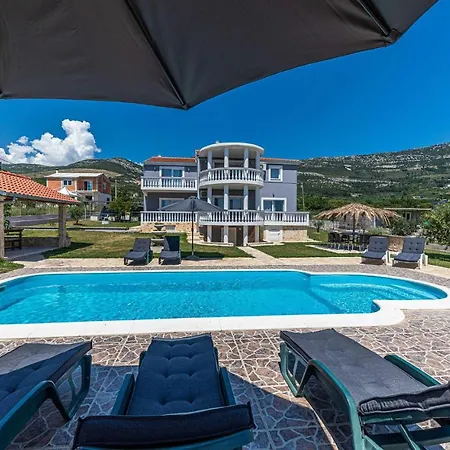 8 Bedroom Lovely In Kastel Novi Holiday home