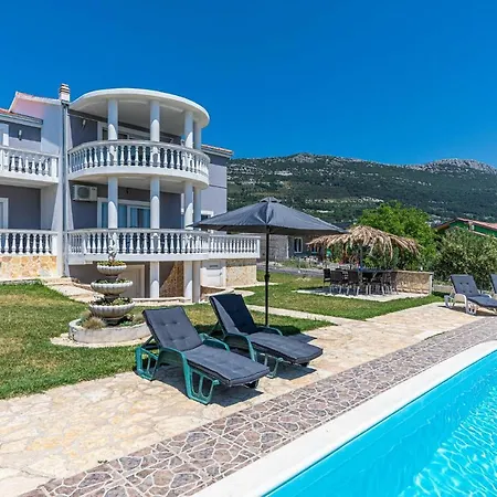 8 Bedroom Lovely In Kastel Novi *