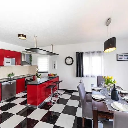 8 Bedroom Lovely In Kastel Novi Holiday home