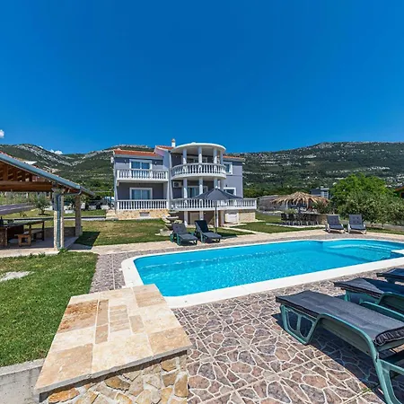 Holiday home 8 Bedroom Lovely In Kastel Novi Kastela