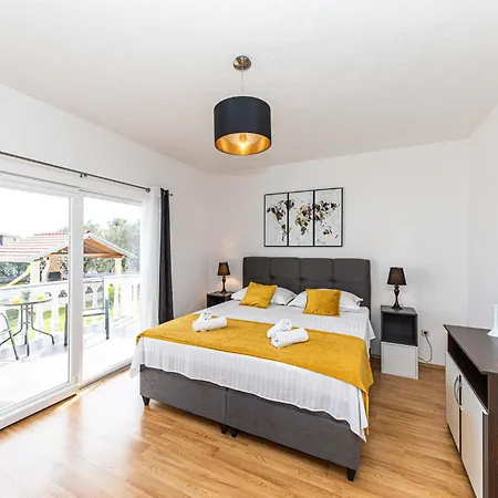 8 Bedroom Lovely In Kastel Novi * Kastela