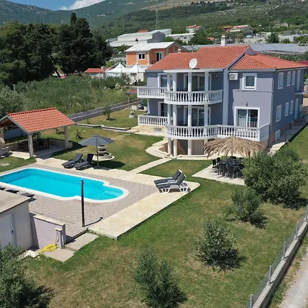 Holiday home 8 Bedroom Lovely In Kastel Novi Kastela
